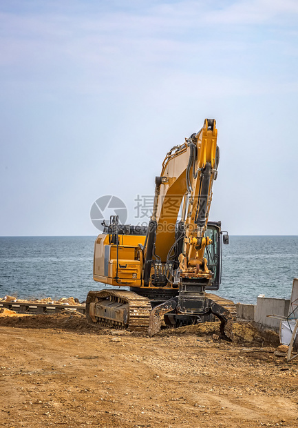 在海边建筑工地施后在海上滩的Crawler挖土机云地球搬运工图片