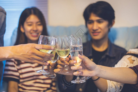 亚洲朋友团体与有聚会酒精啤饮料和年轻人享受在酒吧敬鸡尾软糖的焦点鬼女士一种图片