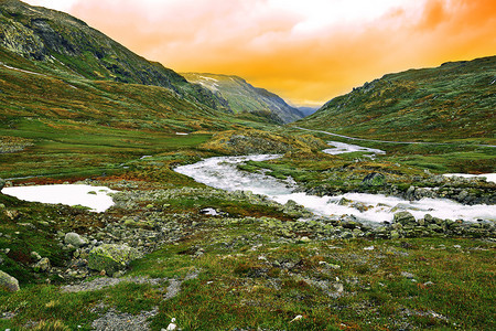 自由美丽旅游在诺维吉亚山脉的夏季风景中水流在地表前方图片