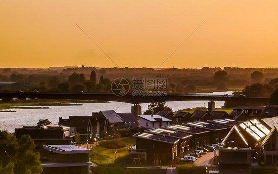 日落时在罗宁市的现代房屋和城市桥梁荷兰鲁斯提克镇语图片