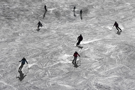 背光滑雪者在日落时斜坡上溅雪轮廓乐趣自然图片