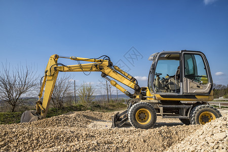 力量在建筑工地使用一个铲子的黄色挖土机天视图人们一种图片