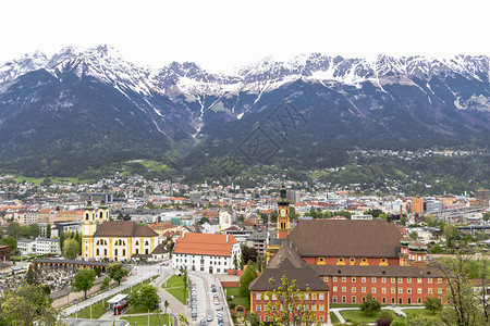 阿尔卑斯山全景Innsbruck与雪覆盖的山峰Innsbruck与雪覆盖的山丘背景欧洲图片