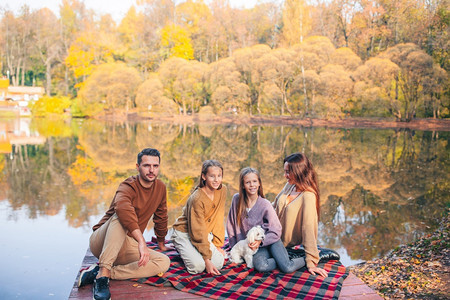 秋天在公园野餐上欢乐家庭节日快的长和子女户外娱乐士图片