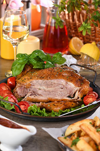长寿在感恩节晚宴桌上的蔬菜盘子切成烤火鸡鼓棍肉胫图片