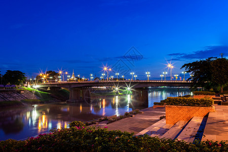 超过南河上美丽的灯光晚上在泰国菲特桑卢克市纳里苏恩桥上的南河城市楠图片