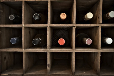 饮料木制的在酒窖红架中收集葡萄旧木制板设计背景玻璃图片