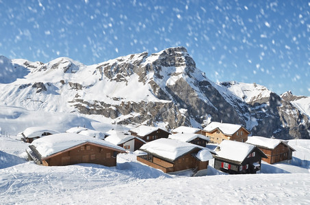 冬季雪山里的木屋图片