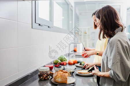 情感女士妇在厨房里准备健康食品与蔬菜一起在厨房里玩蔬菜享受娱乐概念饮食营养屋图片