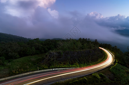 林间山路汽车光绘高清图片