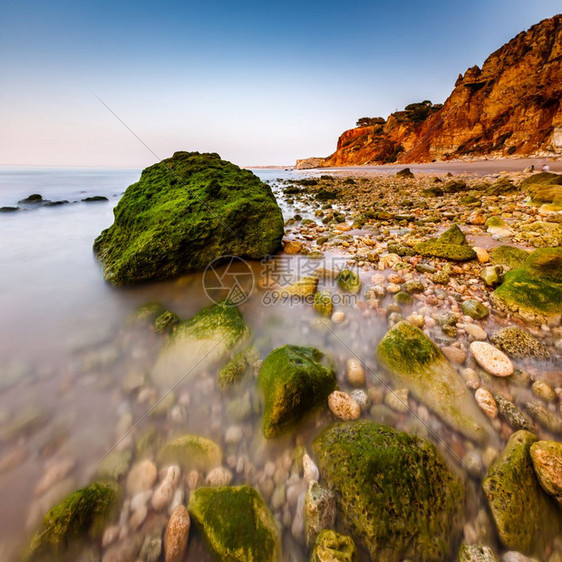 上午葡萄牙Algarve拉各斯PortodeMos海滩的岩石和克里夫景观早晨波尔图图片