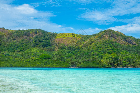 美丽的热带景观海天空和绿色山堂岩石海滨图片