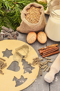 木制的刀具切割圣诞节家在木制桌子上做饼干的照片图片