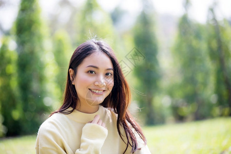 头发美丽的亚洲女在公园户外露天微笑快乐的女孩穿着温暖衣服冬天和秋肖像寒冷的化妆品图片