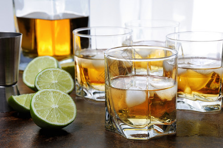 开胃酒鸡尾加白兰地威士忌或朗姆酒加姜啤石灰和眼镜冰威士忌酒食物图片