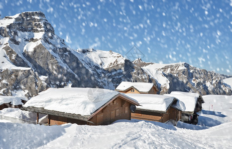冬季雪山里的木屋图片