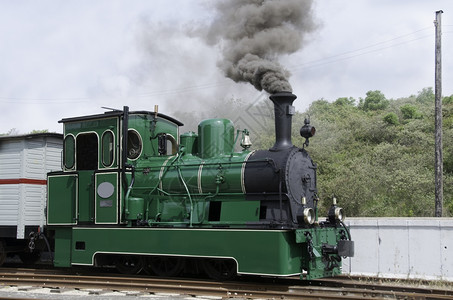 火车游客象征荷兰的旧蒸汽列车图片
