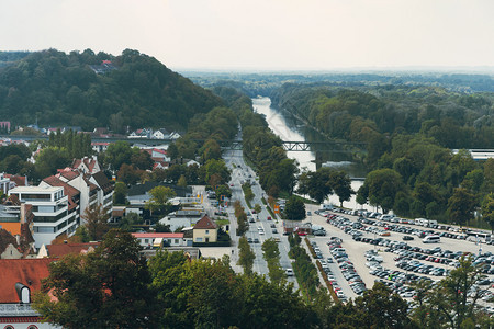 Isar河在德意志横穿陆地城的眼神屋顶历史住房图片