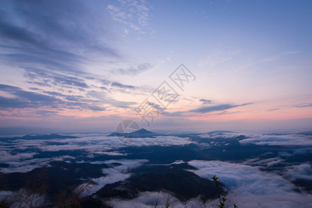 泰国清莱PhaTangPhanrai的山地和多云天亮场景自然帕晚上图片