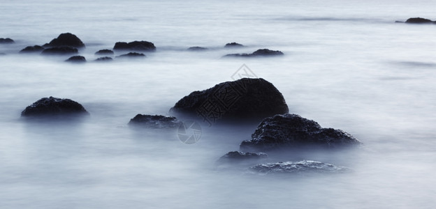 蓝色的泰国假期安达曼海冲浪中的岩石长期接触图片