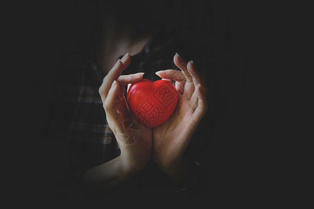 天治愈爱持有红心脏女手的红心脏医疗保险概念图片