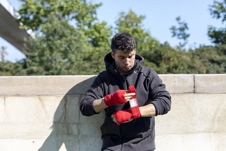 保护的缠绕准备在户外用前臂绷带训练的拳手运动图片