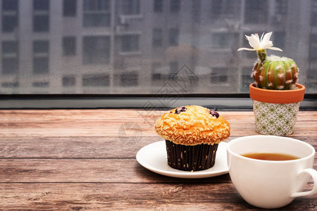 星期一上午木制工作空间上的概念热茶和松饼蛋糕潮人空白的法语图片