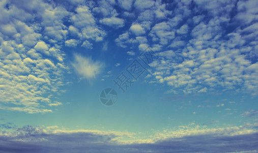 覆盖白彩云在天笼罩蓝空风雨图片