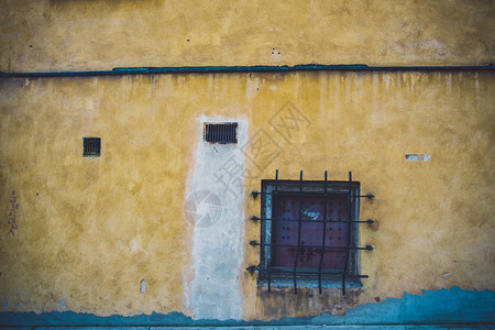 带网格的黄色长墙古老的粗糙窗户图片