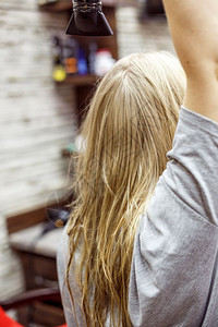女孩头发护理身份不明的金发女人和海德瑞尔一起干湿头发宠坏了图片