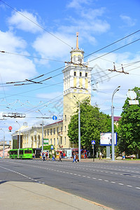最佳白俄罗斯戈梅利市街道与带阳台的房屋街道在现代城市路上的在城市美丽的建筑在白俄罗斯城市戈梅利街道与带阳台的房屋街道云天图片