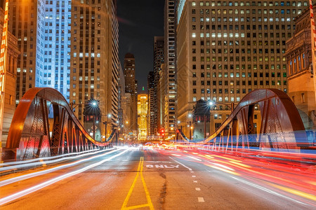 吸引力摩天大楼空通过芝加哥市中心美国建筑和旅游交通桥梁之一的汽车交通灯光景象并带有旅游观赏概念图片