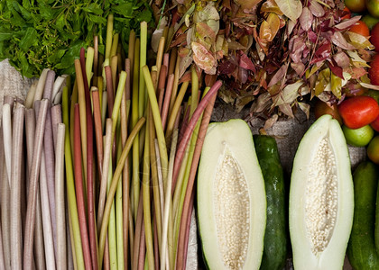 木瓜薯百花水和新鲜有机蔬菜草药在亚洲食品市场厨房香气图片
