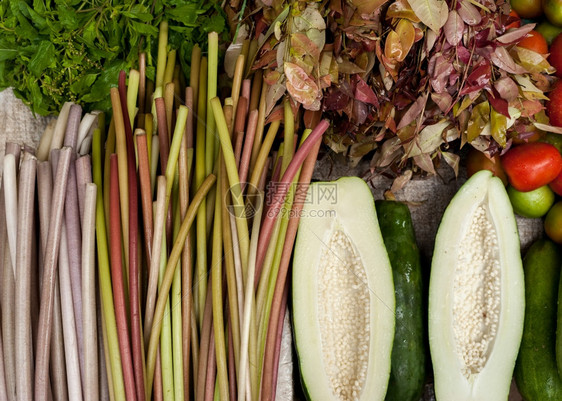 木瓜薯百花水和新鲜有机蔬菜草药在亚洲食品市场厨房香气图片