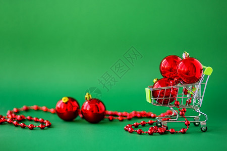 红色的新松树圣诞快乐和新年在白色背景的底幕下装饰文字背景焦点在物体上浅深度田地圣诞快乐和新年在白色背景上装饰品图片
