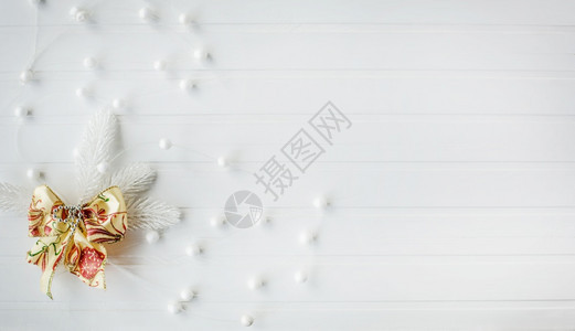 圣诞快乐和新年在白色背景的底幕下装饰文字背景焦点在物体上浅深度田地在白色背景上装饰品平坦的明亮图片