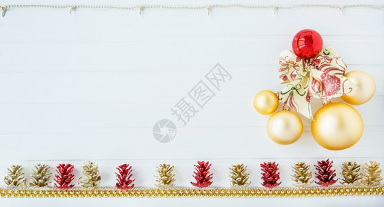 框架快乐的明亮圣诞快乐和新年在白色背景的底幕下装饰文字背景焦点在物体上浅深度田地圣诞快乐和新年在白色背景上装饰品图片