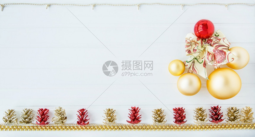 框架快乐的明亮圣诞快乐和新年在白色背景的底幕下装饰文字背景焦点在物体上浅深度田地圣诞快乐和新年在白色背景上装饰品图片