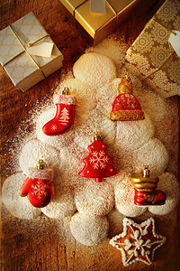 分支冬天圣诞背景与姜饼树装饰橘子饼干圣诞背景与姜饼树干手工制作的图片