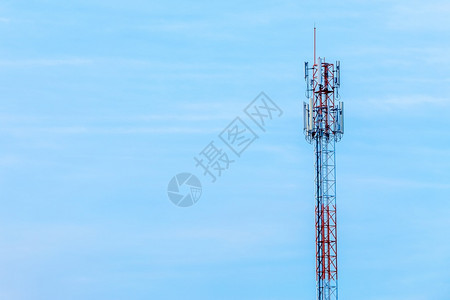 4克互联网卫星移动站接收台天线塔布有青云蓝天日光背景图片