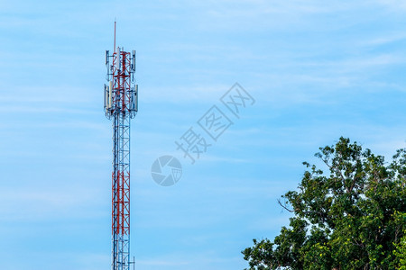 天空移动站接收台天线塔布有青云蓝天日光背景基础设施工程图片