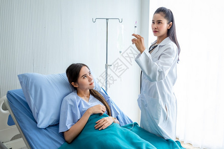 青年女医生为病人打点滴图片