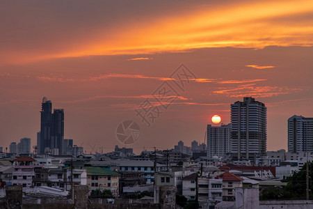 黄昏市中心泰国曼谷20年4月1日泰国曼谷市天空压梯Skystraprapers鉴于日落时美丽的城市与办公建筑中心相比塔图片