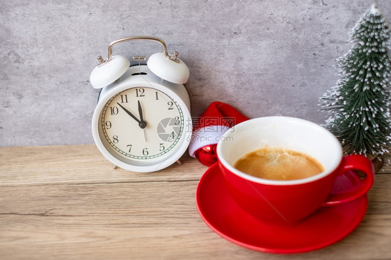 餐桌上的热咖啡和古时钟馆或家中的清晨红咖啡杯日常活动早上锻炼和工作生活平衡概念每日例行活动上午健身和工作生活平衡概念苏醒喝活力图片