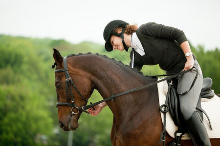 颜色吸引人年轻女子骑马和紧身颈部的strokign肖像脖子活动图片素材