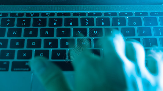 一种数据计算机程序员或黑客在笔记本电脑键盘上打印代码以破入秘密组织系统黑客攻击图片