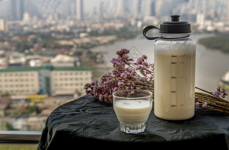 可选择的新鲜有机早上用一杯咖啡自制豆类牛奶来刷新和享受健康饮品替代牛奶概念选择焦点复制空间图片