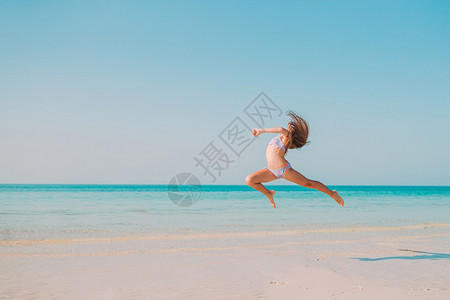 海边玩耍的小女孩图片