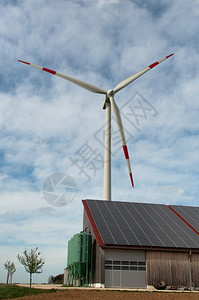 供应高德纳力量底有太阳能电池板和风力涡轮机的谷仓图片