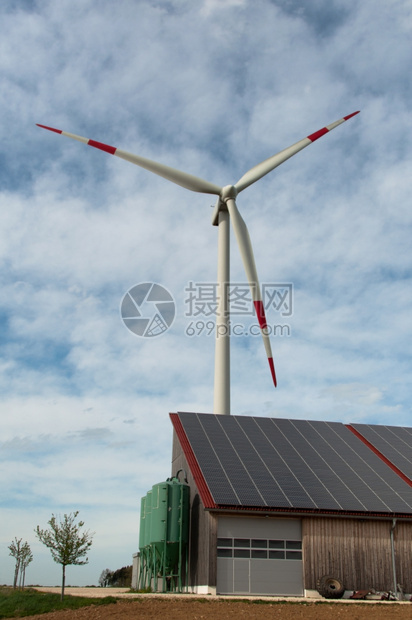 供应高德纳力量底有太阳能电池板和风力涡轮机的谷仓图片